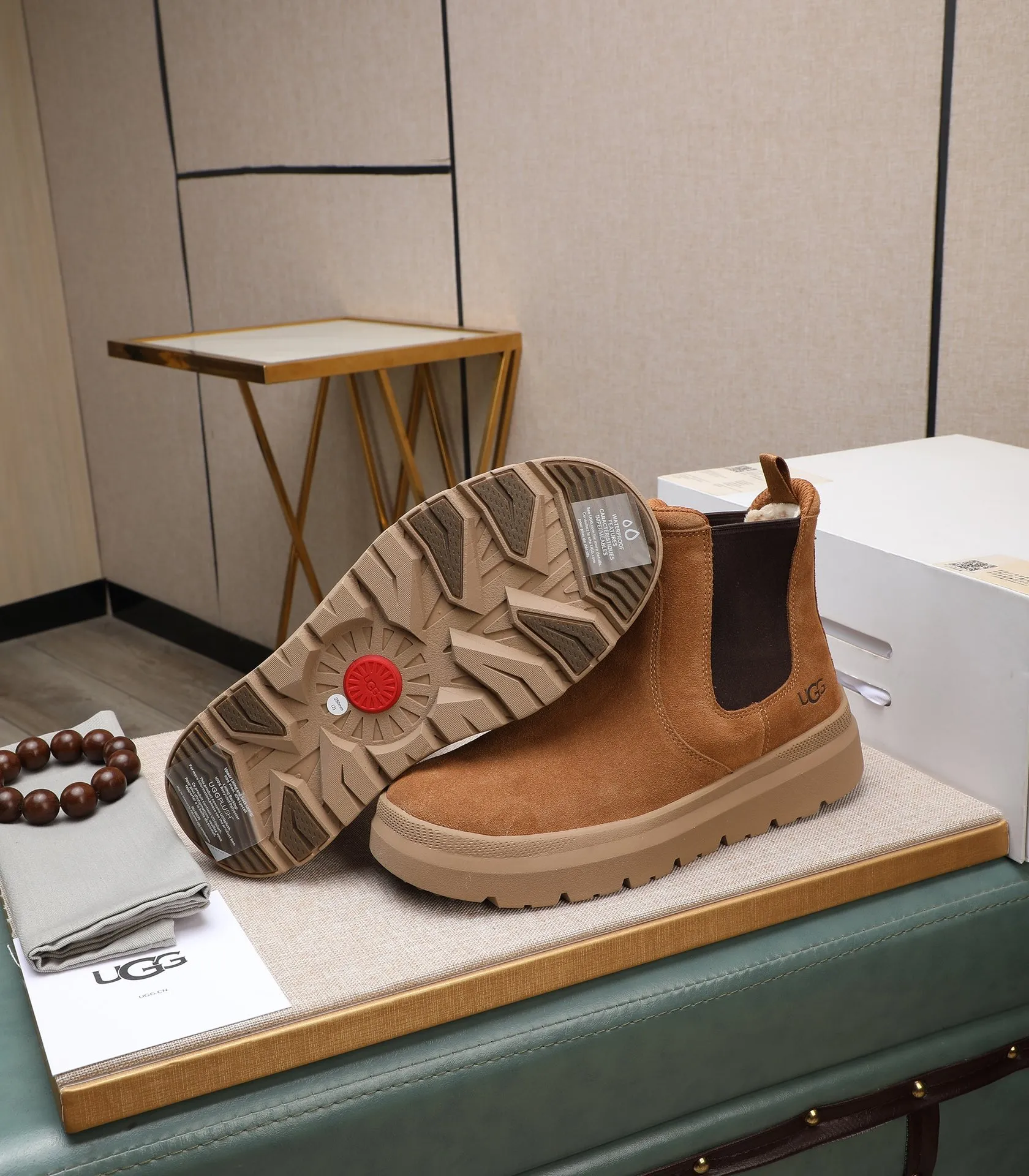 Men's shoes 💰620 Please note the quality of the original order and compare the thickness of the wool 🏮🏮 Popular UGG from Australia's warm luxury brand men's shoes, the official website is synchronized, Beckham men's style..., made of imported top-layer waxed cowhide, waxed toe cap, Australian genuine wool velvet lining Carefully sewn...Imported rubber Martin boots outsole (comfortable, soft and wear-resistant). I really like the quality..Exquisite workmanship. You can't put it down at first sight. Size 39-44